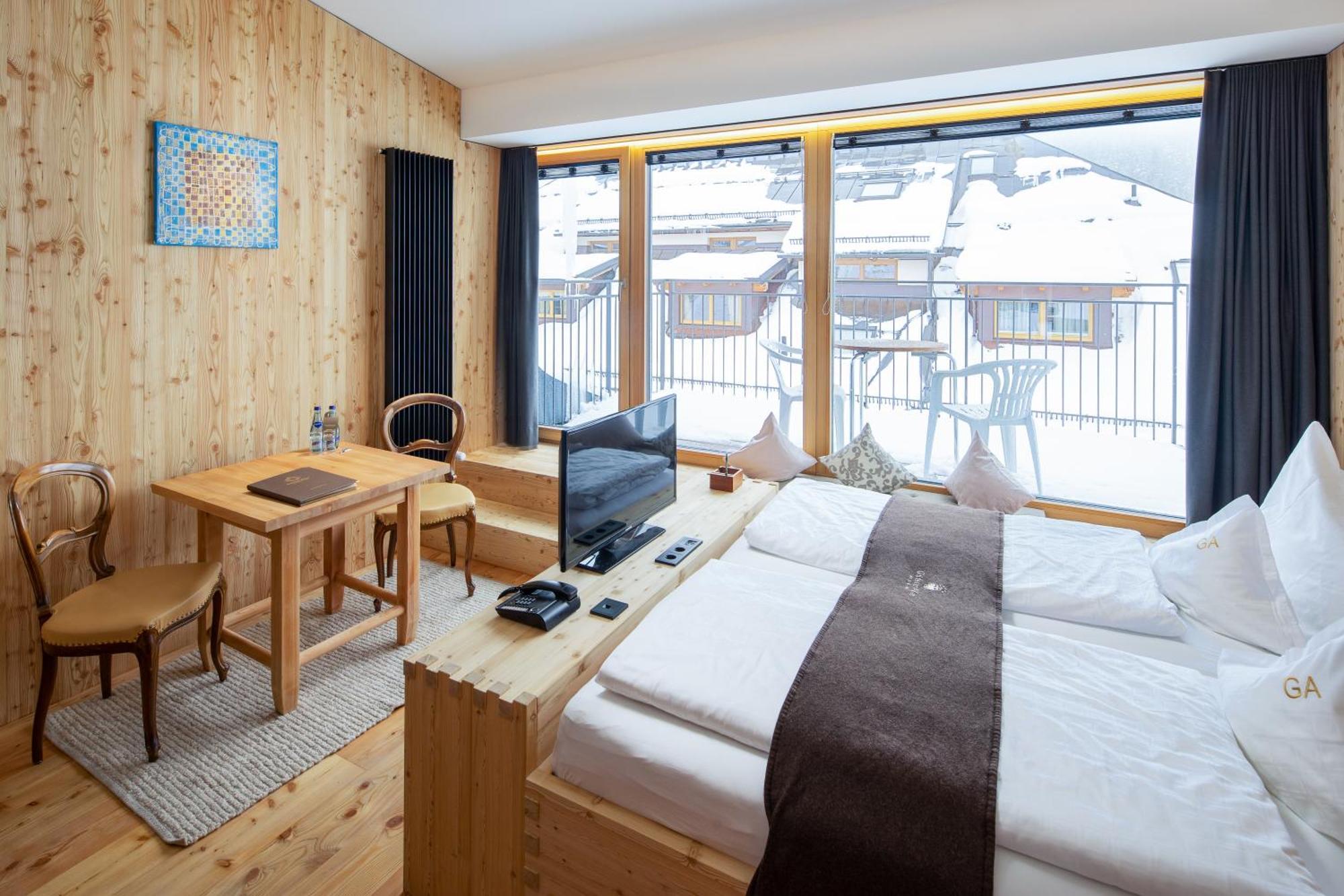 Hotel Goldener Adler - Im Sommer Silvretta Card Premium Inkludiert Ischgl Esterno foto